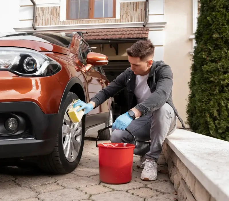 Lavage auto à domicile Bracieux : professionnel intervenant sur un véhicule